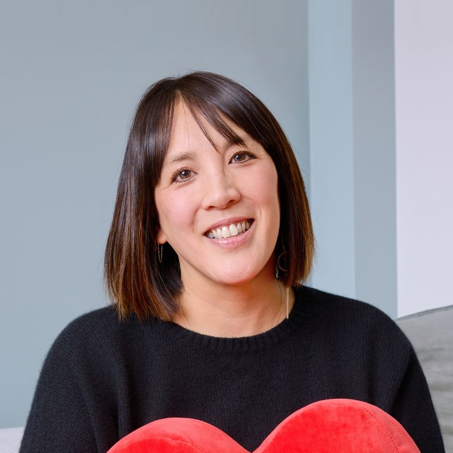 Virginie Nguyen avec son coussin en forme de cœur, orthopédagogue à Antony